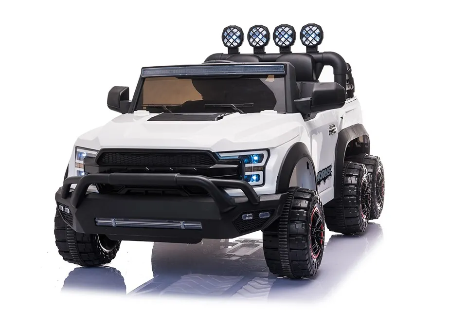 Деца се возят на голяма кола с 2 места и 6 колела